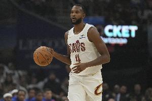 接着出手接着进！小莫布里外弹底角 三分出手再次空心命中！