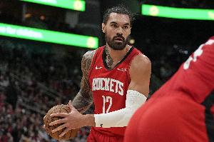 在场就安心！亚当斯替补18分钟 高效拿到11分5前场板2帽