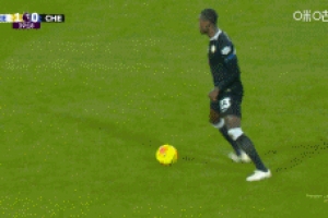 得注意啊！埃斯特旺身后踢倒古德蒙德森，被出示黄牌