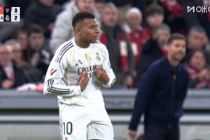 姆巴佩死球穿裆戏耍对手被对方推翻在地，主裁对姆总一通教育