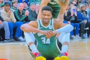 无对抗倒地离场！字母哥表情痛苦 嘴里怒喷“F*CK ME”！