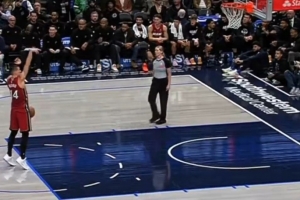 淡淡的忧伤！女裁判击地给希罗传球 无意打到小希罗