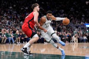 记者：火箭或成字母哥的现实下家 可以打包申京+两个首轮签给雄鹿