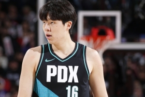 媒体人：瀚森松弛多了机会也更多 后面体能不支防守效率也在下降