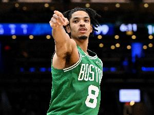 仙人指路！德里克·怀特半场送长传 米诺特起飞双手空接暴扣