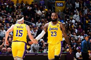 夸梅：詹姆斯竟给一个落选秀里夫斯打下手 乔丹&科比绝不会这么做