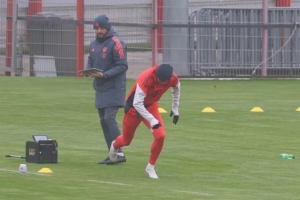 图片报：戴维斯参与合练即将复出，穆西亚拉预计将在明年初回归