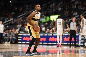 表现全面！米德尔顿半场10中6拿到12分2板4助 正负值+1