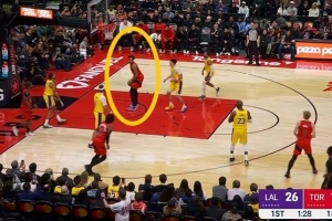 给你装到了！巴恩斯篮下接球扛开拉拉维亚 回头看了一眼才扣空篮