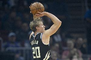 伤病来袭！雄鹿官方：AJ·格林因左肩挫伤退出今日比赛