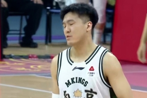 人气高球技也高！黄荣奇半场8中4&三分4中2 拿下10分1板3助0失误