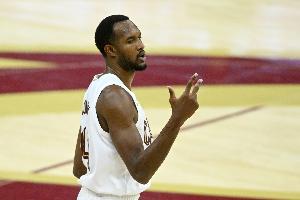 急中生智！莫布里篮下遭包夹妙传汤姆林跟进暴扣