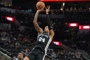 百步穿杨！瓦塞尔弧顶强投三分命中 还造犯规打3+1