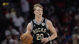 左肩挫伤伤退！里弗斯：AJ·格林会随队去底特律 明天做MRI检查