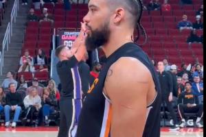 首节14分！狄龙赛前热身目不转睛紧盯火箭方向 晃头松肩挑战状态