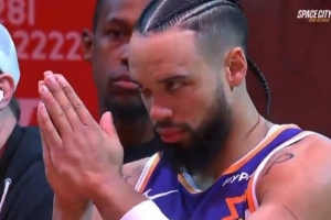 火箭为狄龙播放致敬视频 后者双手合十&并向全场观众示意❤️