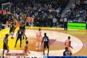 旱地拔葱！汤姆林篮下幽灵区埋伏 接传球暴扣取分