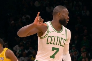 连珠炮！杰伦·布朗外线连中三记三分球