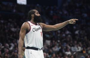 拿手好戏！哈登横撤步迎着韦尔斯命中三分并造犯规 可惜加罚不中