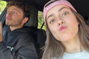 游山玩水！演员女友晒和内维斯一起游览景点的亲密合照