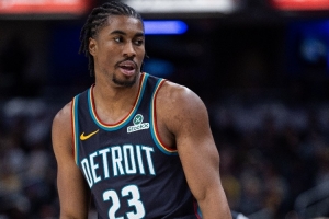 艾维：雄鹿联防开局给我们造成了麻烦 球队顶住压力执行既定战术