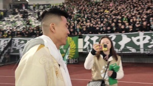 电梯冲突已经翻篇！国安球迷展现大气风度，叫王刚一同捧杯庆祝