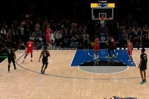 Mr.big！里德关键前场篮板+大心脏三分命中领先快船3分