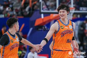 出手不多很高效！王哲林5中5拿到18分7板1助2断1帽