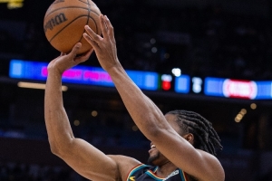 艾维：我命中了几个关键球感觉很棒 我们成功拆解了对手的防守