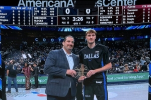 主场迎战火箭！弗拉格赛前领取本赛季首个月最佳新秀奖