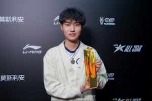 Tian说要叠踢踏舞“你兵都不让”；左手回复Tian：我要吸血啊兄弟