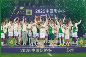 张玉宁社媒晒国安合影庆祝夺冠：我们是冠军，我们做到了！