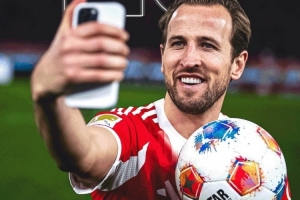 拜仁晒海报祝贺凯恩：仅用76场德甲比赛就完成10次帽子戏法！