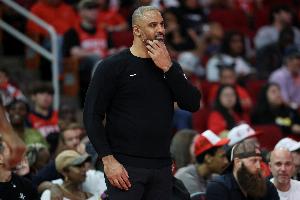 乌度卡：我们的失误给了独行侠太多轻松得分机会 篮板保护也不好