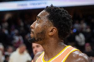 米切尔：要给勇士尊重 我们不能只有球队落后时才会打球