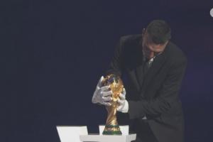 戴手套归还大力神杯引争议！因凡蒂诺向阿根廷主帅斯卡洛尼致歉