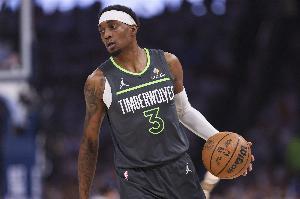 获胜功臣！麦克丹尼尔斯13中10高效砍下27分 第三节5中5独得12分