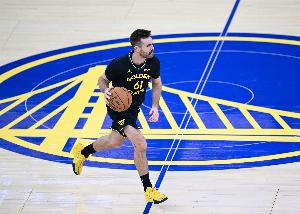 勇士又淘到宝！末节12分率队暴击骑士的斯潘塞 曾是棍网球GOAT