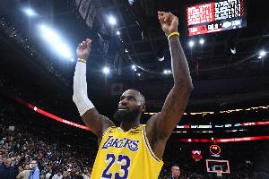 29分7板6助！美媒：詹姆斯这个月底就年满41岁了