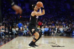 效率挺高！麦凯恩半场出场9分钟5投3中拿到8分 其中三分4中2