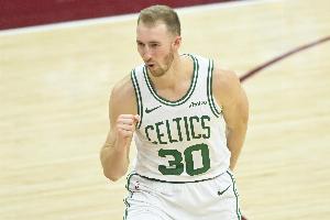 雨一直下！豪泽三分穿针 凯尔特人再打7-0将分差拉开到20分以上