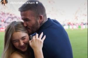 吧友们看着长大！迈阿密夺冠现场贝克汉姆亲14岁小七，女大十八变