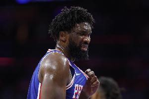 砸歪篮筐！恩比德21投仅4中拿到16分7板 三分5中0