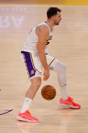 二女儿Buff加成无敌！东契奇24中9砍31分15板11助2帽 罚球14中11