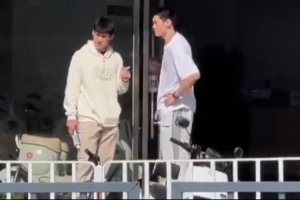 广东男篮队员标配！王洪泽和陈家政一起去店里挑选小电驴