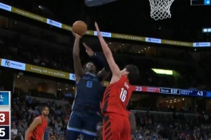 防不住！杨瀚森被小贾伦强攻打中 开拓者被迫再度叫停