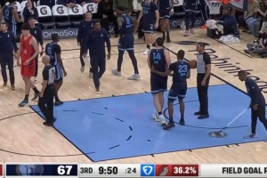 也有犯规困扰！埃迪被吹防守犯规同样累计4犯在身 抱怨还赔上技犯