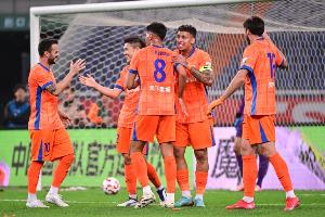 足球报：泰山队明年战略成绩和年轻人培养并重，签优秀外援中卫