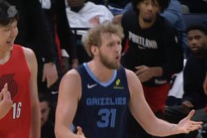 笑死！灰熊出界 杨瀚森边笑边摇手指 示意兰代尔“你挑战啊”