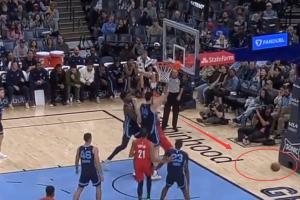 杨瀚森倒地不起回合球出界 斯普利特示意挑战&裁判想了10秒给发球